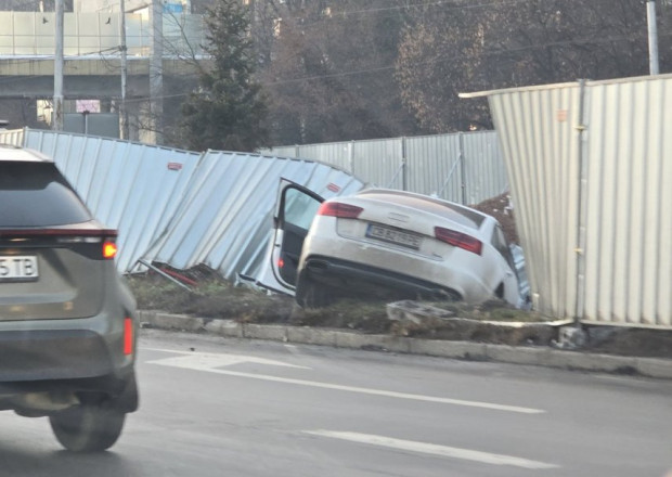 Автомобил е паднал в изкопа на метрото на столичния булевард