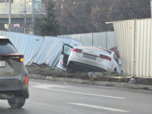 Автомобил падна в изкоп на софийското метро