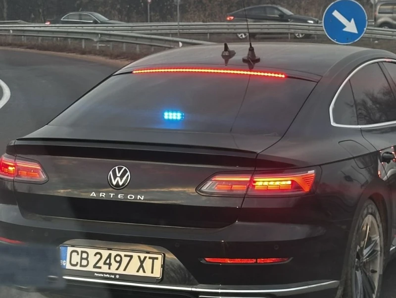 Сигнал: Автомобил със синя лампа гази закона, органи на донор ли превозва?