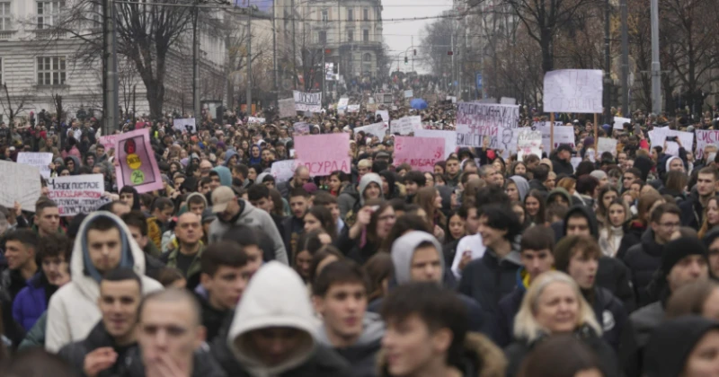 Мащабните протести в Сърбия днес блокираха движението