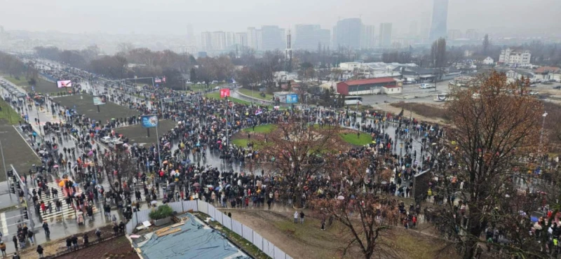 Докато студентите протестират в Белград, Вучич събира симпатизанти в Ягодина