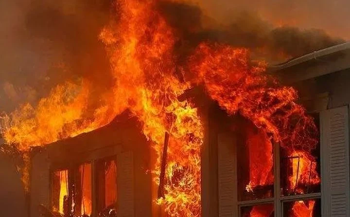 Мъж загина при пожар в дома си в Пазарджик