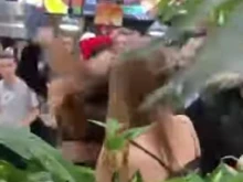 Момичета се биха в мол в Бургас!