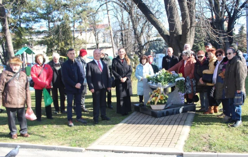 Десетки русенци отбелязаха 80-ата годишнина от освобождаването на нацисткия концентрационен лагер "Аушвиц-Биркенау"