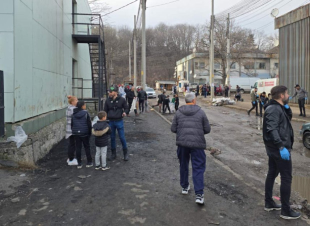 Мощна акция по почистване, организирана от живеещите в бившите виетнамски блокове на ул. "Ришки проход" в София