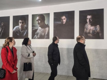 Откриха изложба с портрети на затворници, заснети от актьора Владимир Карамазов, в Белене