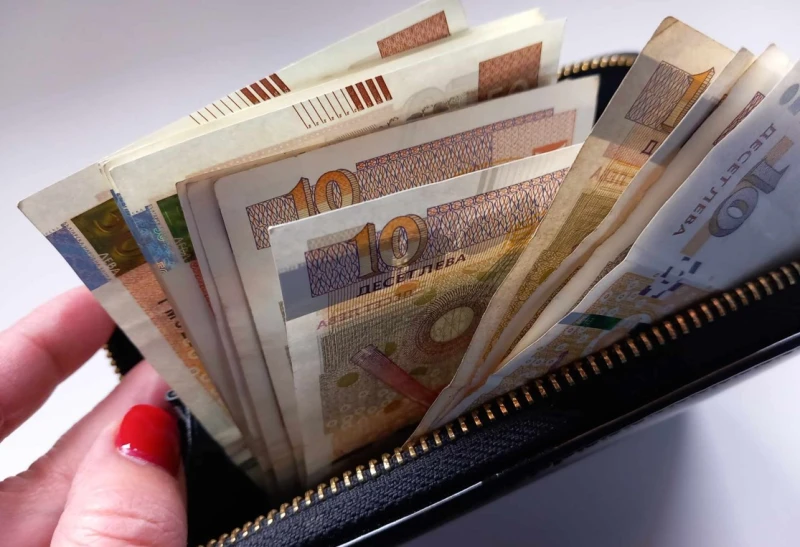 Работодатели: Минималната заплата трябва да забави растежа си
