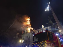 Пожар опустоши сграда от 19 век в Париж, 36-метровата камбанария е застрашена от срутване