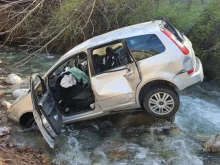 Пияна дама се приземи в отводнителен канал, конфискуваха колата