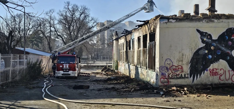 Вижте какво остана от помощното училище във Варна, което горя тази сутрин