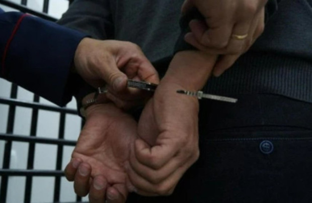 Столични полицаи задържаха мъж