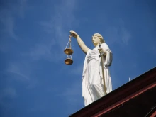 18-годишен се изправя пред правосъдието за грабеж от жена в центъра на Перник