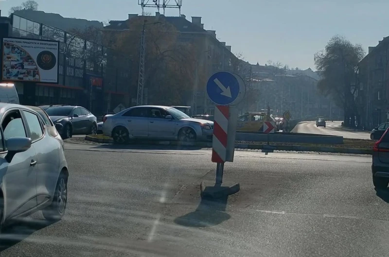 Автомобил се приземи вътре в кръгово кръстовище в Пловдив