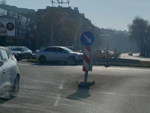 Автомобил се приземи вътре в кръгово кръстовище в Пловдив