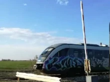 Читател: Вижте как влак минава при вдигнати бариери