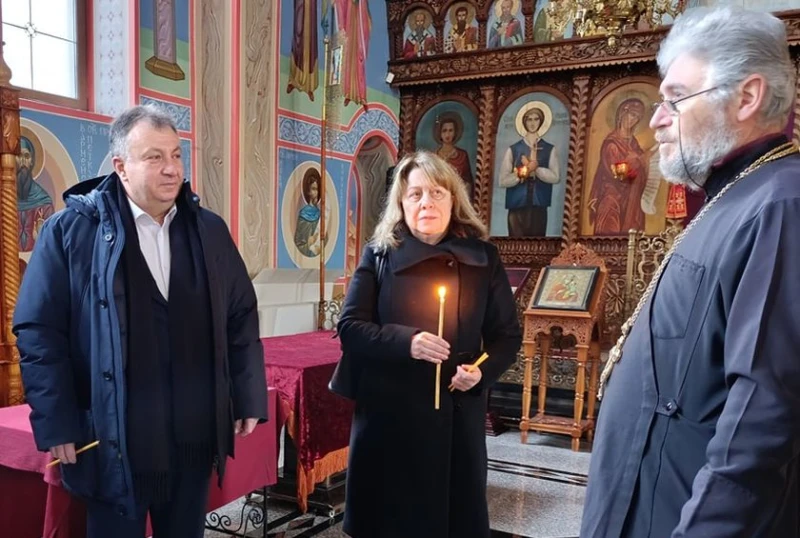 Кметът на Шумен на тържествено честване на храмовия празник в църквата "Свети Три Светители"