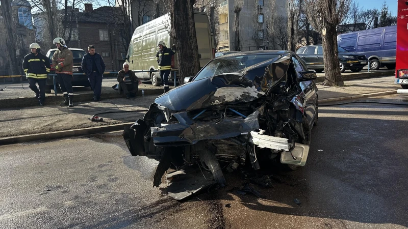 Млад шофьор се заби в дърво на оживен булевард в Хасково 