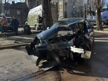 Млад шофьор се заби в дърво на оживен булевард в Хасково 