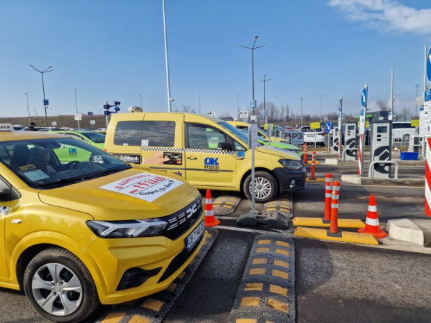 Таксиметрови шофьори протестират пред Терминал 2 на летище София Те