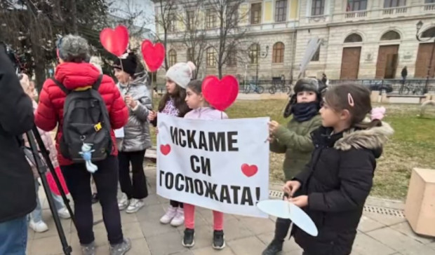 В Русе: Родители организираха протест в защита на учител