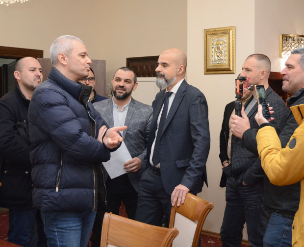 Костадинов нахлу в кабинета на варненския кмет, вижте видео на целия скандал