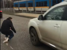 Стряскащо видео се появи в интернет, мъж се хвърля пред автомобили на ключов булевард