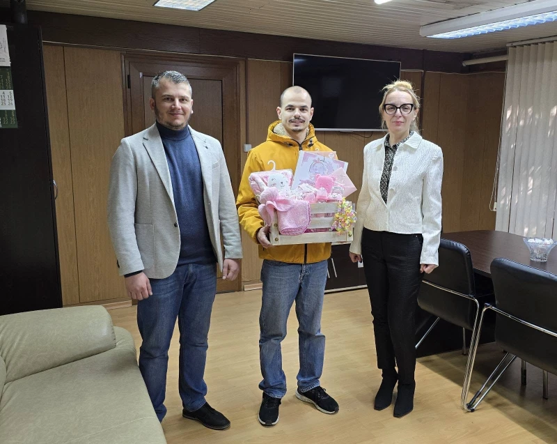 Венцислава Любенова връчи грамота на първото бебе за 2025 г. в "Северен"