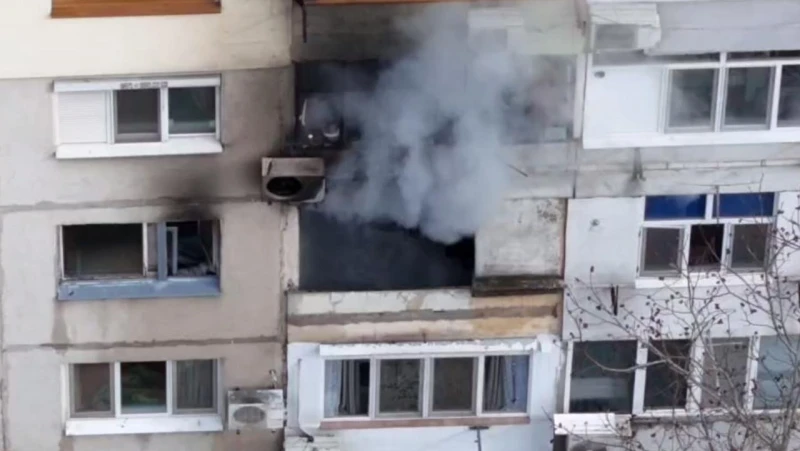 Ексклузивни кадри от пожара в "Западен", на място има няколко пожарни, линейка и полиция