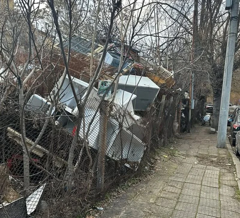 Пловдивчанин: Боклуци преливат от двор в "Кючука", смрадта е ужасна