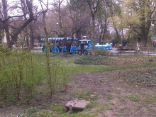 Влакчето в градската градина-част от атракционите по повод Великденските празници