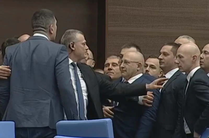 Депутатите продължават да се саморазправят в парламента