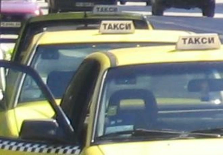 Такси с две клиентки се блъсна в стълб в Пловдив