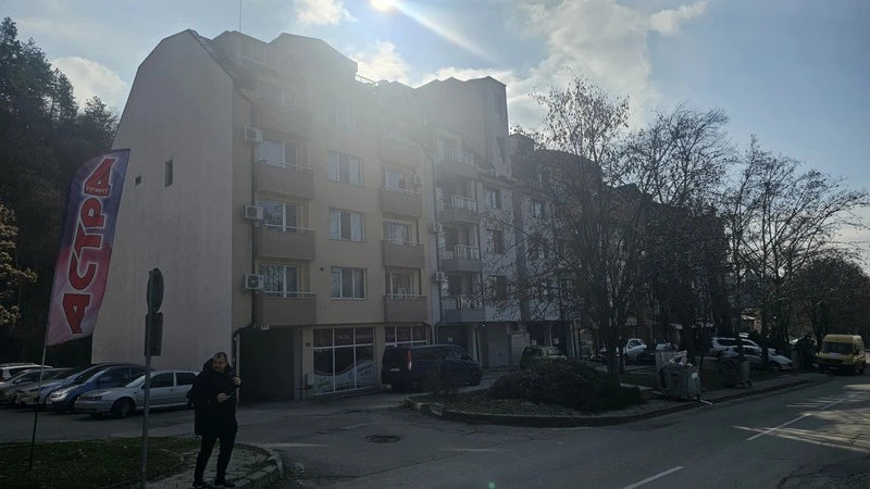 Вече няколко часа продължават преговорите с барикадиралия се благоевградчанин