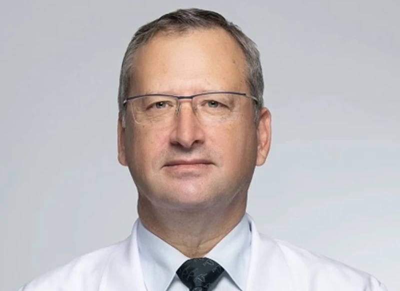 В пловдивска болница замениха обхванатия от рак хранопровод на пациент с част от дебелото му черво