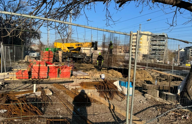Правят южната кула на пасарелката до Сточна гара