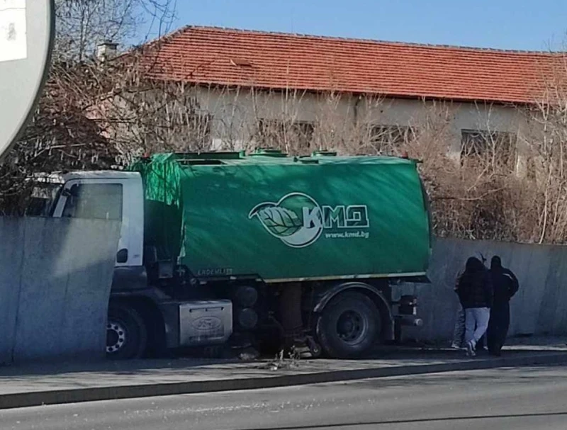 Камион се вряза в ограда в Пловдив