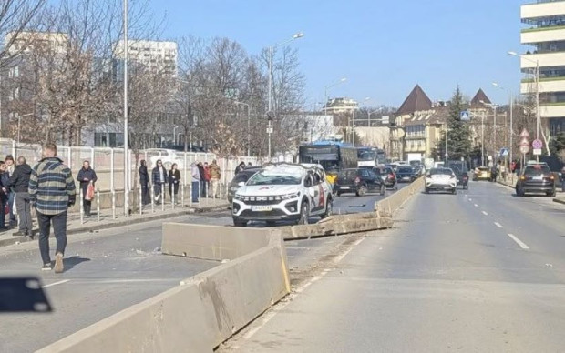 Зрелищна катастрофа блокира движението в района на столична болница