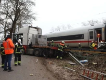 Влак, превозващ 300 души и камион се сблъскаха край Хамбург, има и жертва