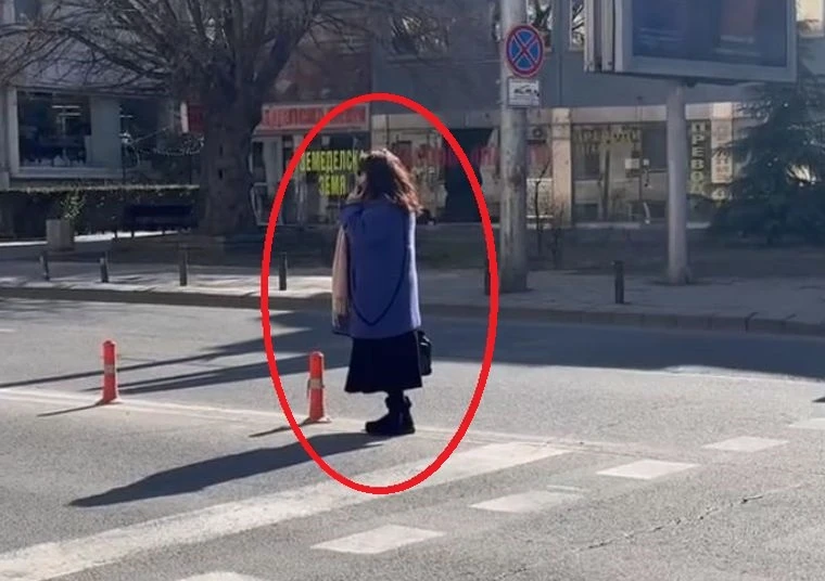 Пешеходка застана по средата на булевард в Пловдив с телефон в ръка