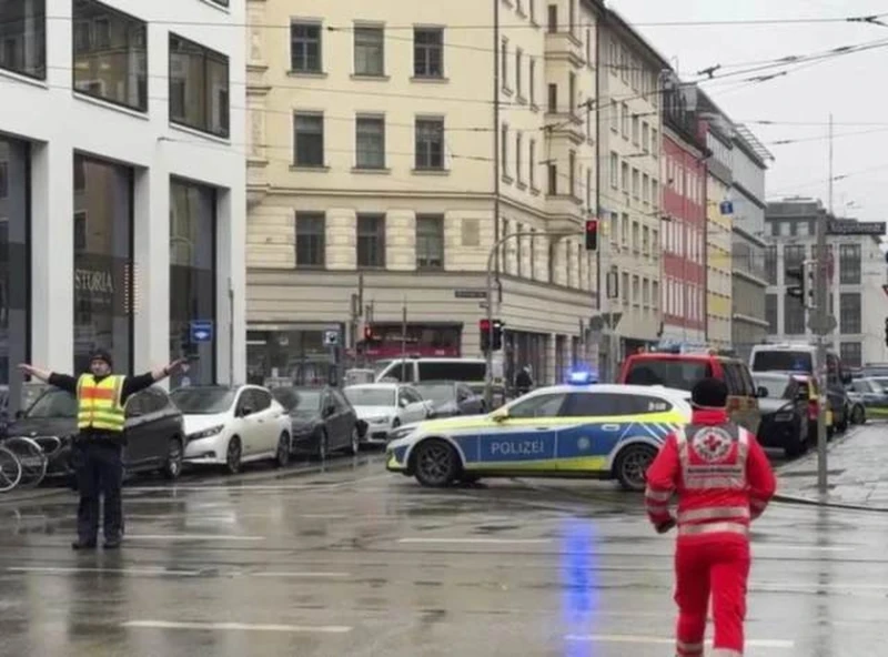 Bild: Чути са изстрели преди колата да се вреже в протестиращата тълпа в Мюнхен