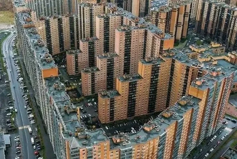 20 хиляди души живеят в този комплекс, който има 35 входа