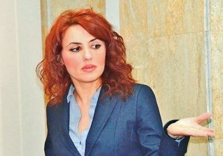 Красива обвинителка днес става на 53