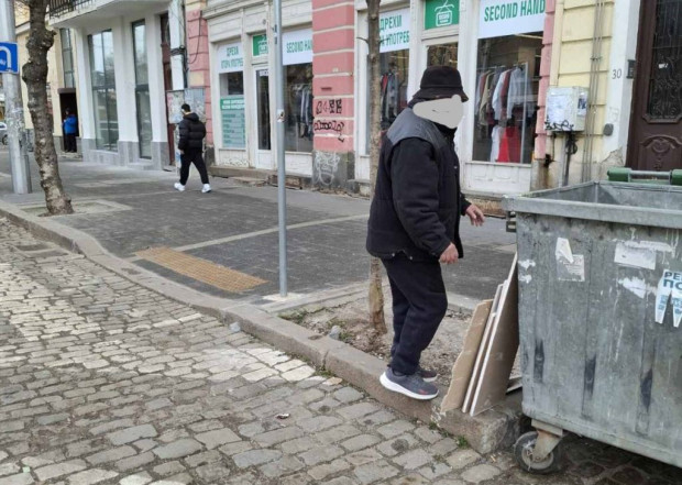 След наложена санкция в София: Нарушител извади строителните отпадъци от контейнера и почисти