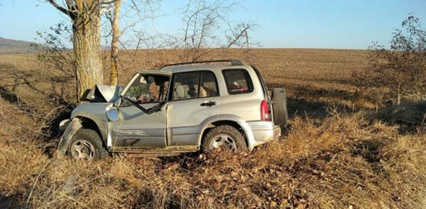 Шофьор от Бургас заби колата си в крайпътни дървета, бил е пил