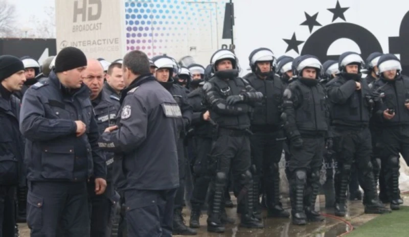 Хиляди пенсионери и хора с ТЕЛК работят като полицаи и пожарникари на първа линия