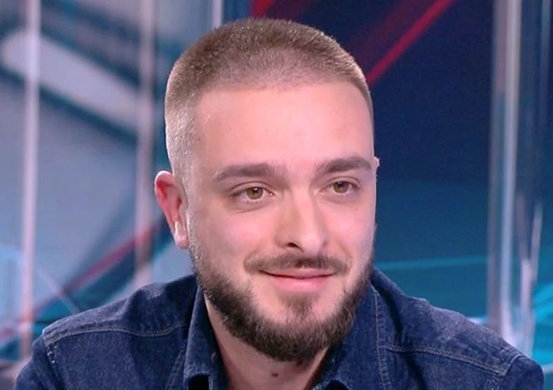 Криско събра над половин милион за един месец