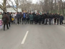 Десетки излязоха на мирен протест в подкрепа на блъснатата на тротоар майка на две деца