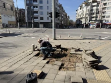 Пловдивчани запретнаха ръкави, сами си оправиха тротоарните плочки: "Северен" нямаме кмет