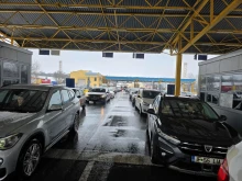 Тежкотоварен камион блокира Дунав мост, големи колони от автомобили  изчакват да преминат