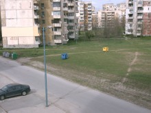 Читател: Даже и контейнерите за разделно събиране не устояха на вятъра